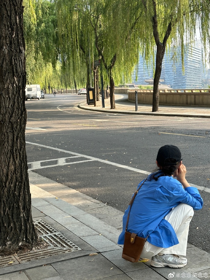 AestheticsAudio's tweet photo. "Just a stranger passing by, but your smile lit up my 5-minute walk. Grateful for tiny, bright moments  #SmallKindness #StrangerJoy" https://t.co/kWKqjvfxdv