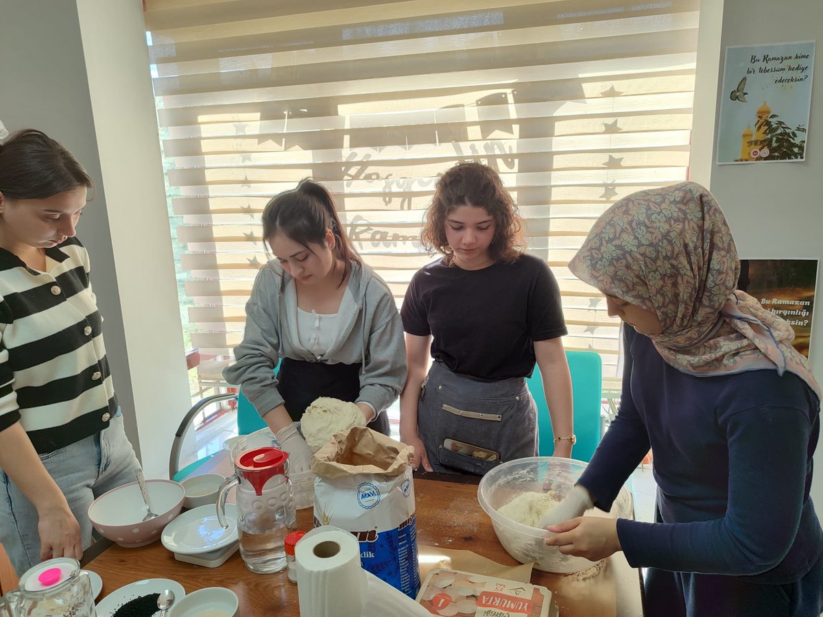 KarabukKYGM's tweet photo. 🫓 Hubbi Hatun Yurdu

Pide pişti nar gibi,
Eni biraz dar gibi,
Oruç başıma vurdu,
Yoldan geçen yar gibi. 🫢

Gastronomi öğrencilerimiz, pide seven öğrencilerimize kendi pidelerini yapmalarında öncü oldu. 🤗 https://t.co/ic2MvDW7M1