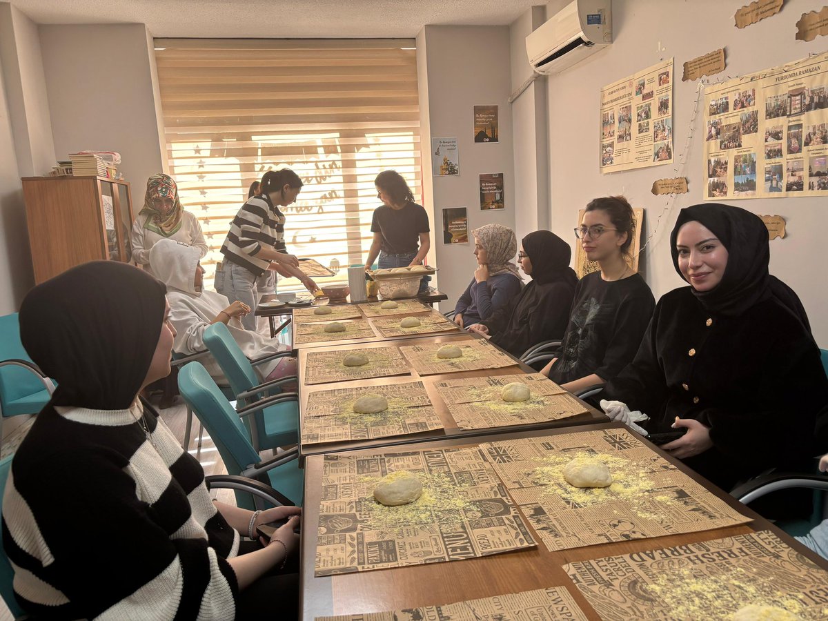 KarabukKYGM's tweet photo. 🫓 Hubbi Hatun Yurdu

Pide pişti nar gibi,
Eni biraz dar gibi,
Oruç başıma vurdu,
Yoldan geçen yar gibi. 🫢

Gastronomi öğrencilerimiz, pide seven öğrencilerimize kendi pidelerini yapmalarında öncü oldu. 🤗 https://t.co/ic2MvDW7M1