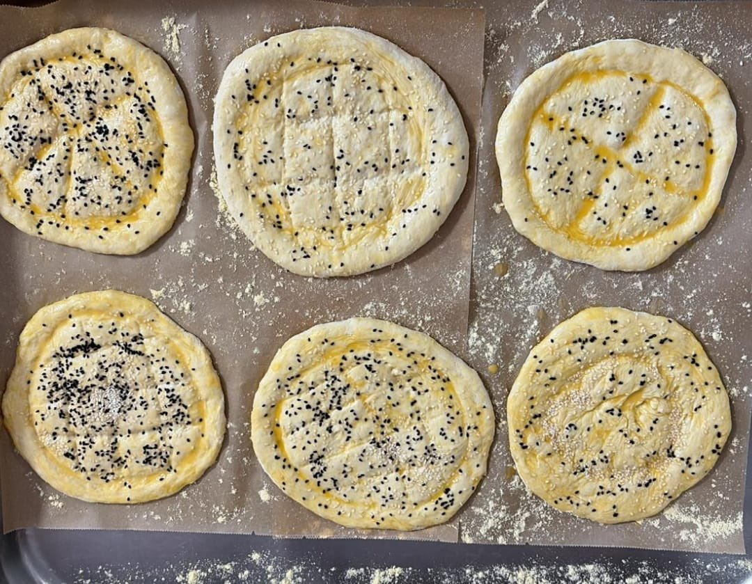 KarabukKYGM's tweet photo. 🫓 Hubbi Hatun Yurdu

Pide pişti nar gibi,
Eni biraz dar gibi,
Oruç başıma vurdu,
Yoldan geçen yar gibi. 🫢

Gastronomi öğrencilerimiz, pide seven öğrencilerimize kendi pidelerini yapmalarında öncü oldu. 🤗 https://t.co/ic2MvDW7M1