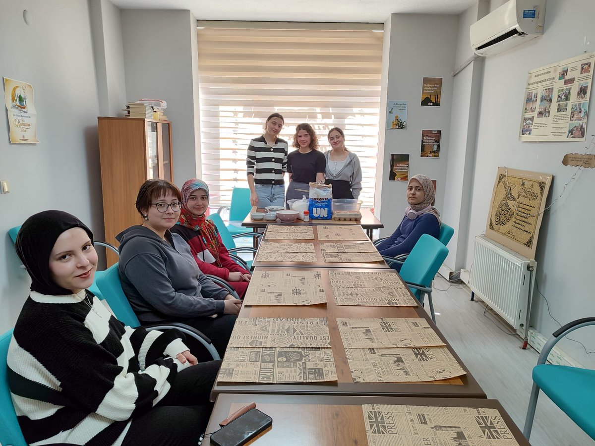 🫓 Hubbi Hatun Yurdu

Pide pişti nar gibi,
Eni biraz dar gibi,
Oruç başıma vurdu,
Yoldan geçen yar gibi. 🫢

Gastronomi öğrencilerimiz, pide seven öğrencilerimize kendi pidelerini yapmalarında öncü oldu. 🤗