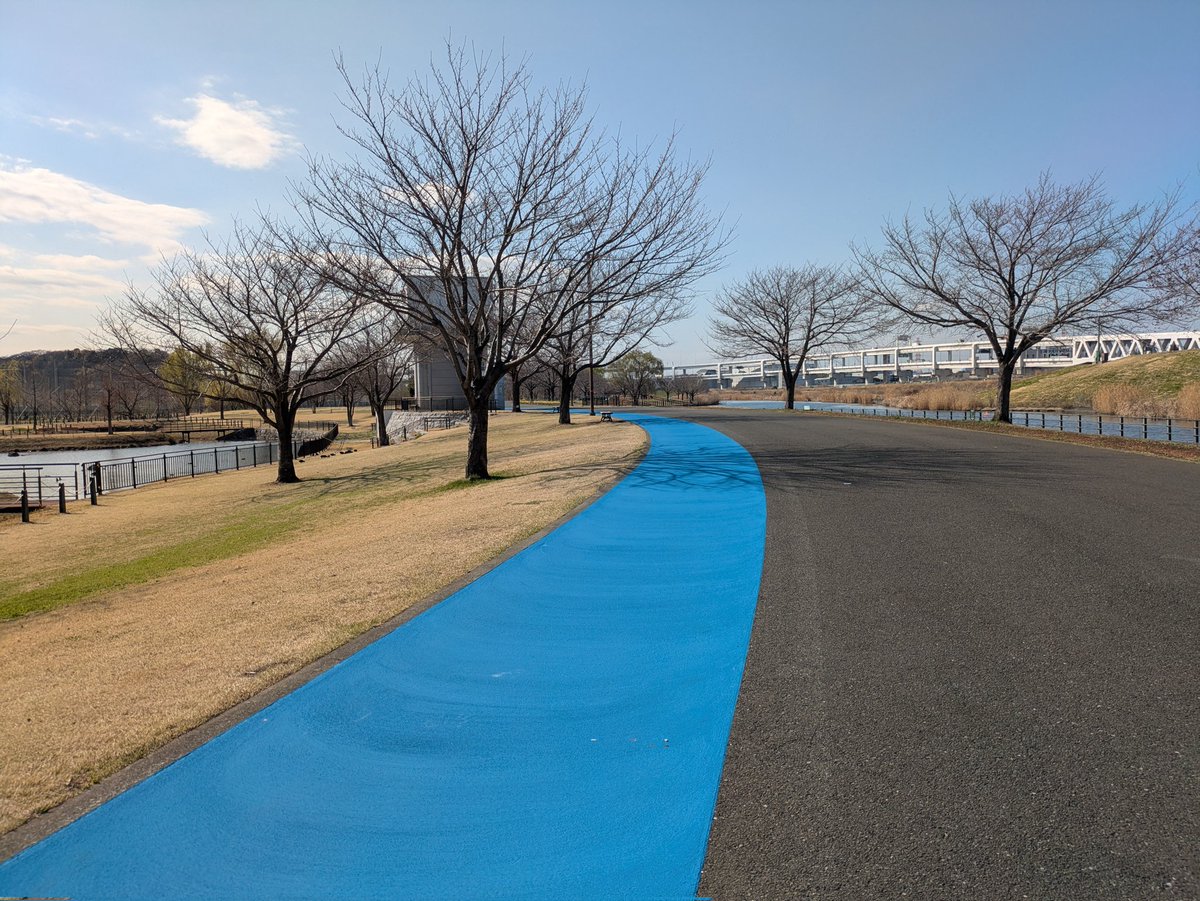 adventure1973's tweet photo. 新横浜公園10.5km。44:15=4:13/km
週末の独りフルマラソンに備えてペースチェック。楽なペースで走ってどのくらいのペースを作れるか。楽とまでは言えないけど苦しくはなく、まあまあ期待通りって感じ。新横浜公園では走路の色の塗り直し作業がおこなわれていた。ありがとうございます！ https://t.co/k3k7oruwkL