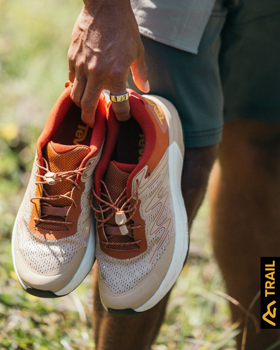 Teva_JP's tweet image. 足を入れてキュッと締めたら、軽やかに踏み出そう。

春夏の新作「HURRICANE TRAILSETTER」は、トレイルでのランやハイクはもちろん、日常使いでも快適。
あなたをどこまでも導く一足。

MEN☞ bit.ly/4rljyhV
WOMEN☞ bit.ly/4sASJax

#Teva #テバ
