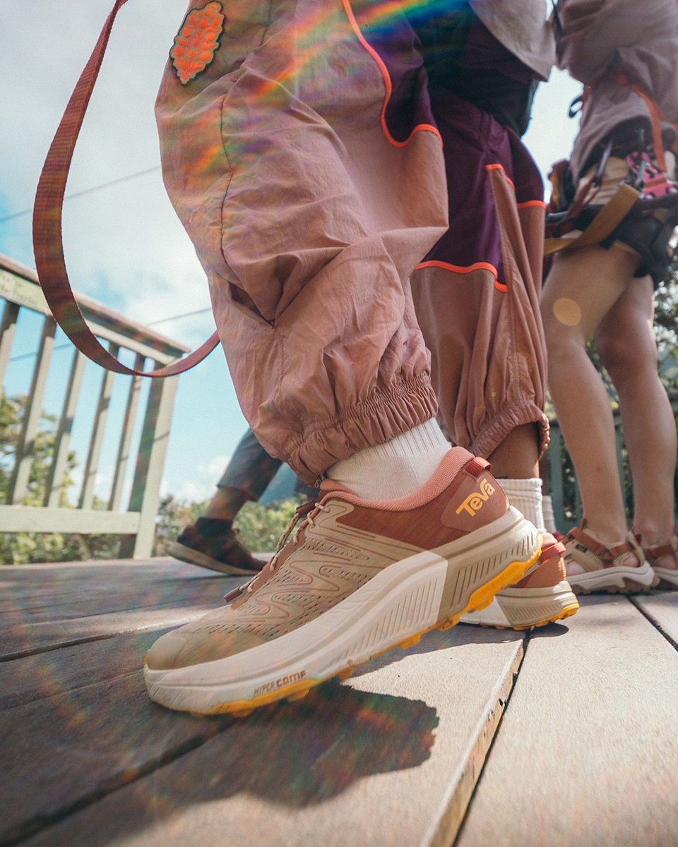 Teva_JP's tweet image. 足を入れてキュッと締めたら、軽やかに踏み出そう。

春夏の新作「HURRICANE TRAILSETTER」は、トレイルでのランやハイクはもちろん、日常使いでも快適。
あなたをどこまでも導く一足。

MEN☞ bit.ly/4rljyhV
WOMEN☞ bit.ly/4sASJax

#Teva #テバ