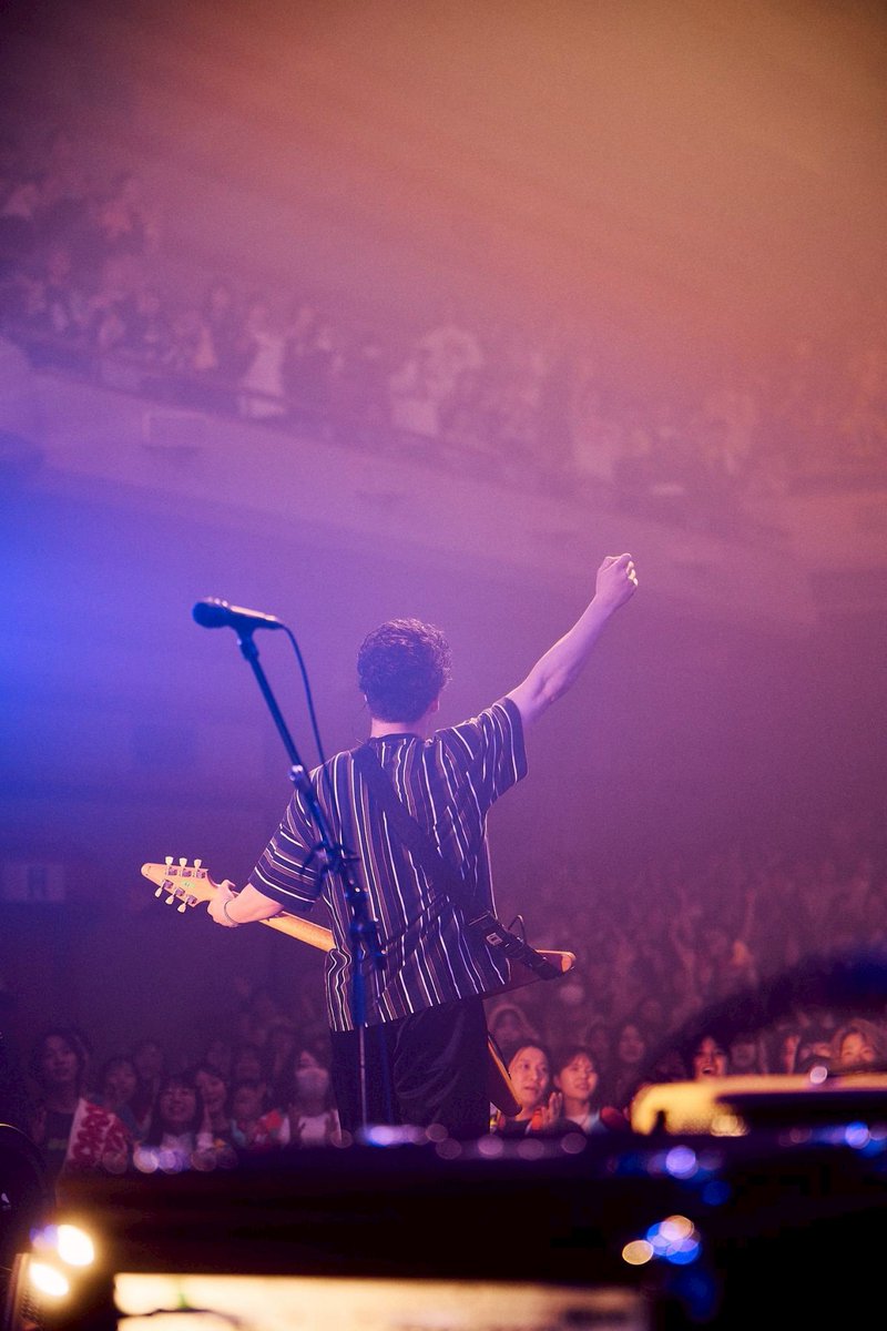 Toriashi_VYT's tweet photo. 遅ればせながら【マカロックツアーvol.21】浜松篇ありがとうございました！！

久しぶりの浜松。
みんなの声をたくさん聞けたのも、
端から端までみんなが良い顔をしていたのも全部嬉しかった！！

おかげで良いギターが弾けました。
浜松、またやろう！！🤘

photo by 酒井ダイスケ ＠imdaisukesakai https://t.co/ejfzq0rfiP