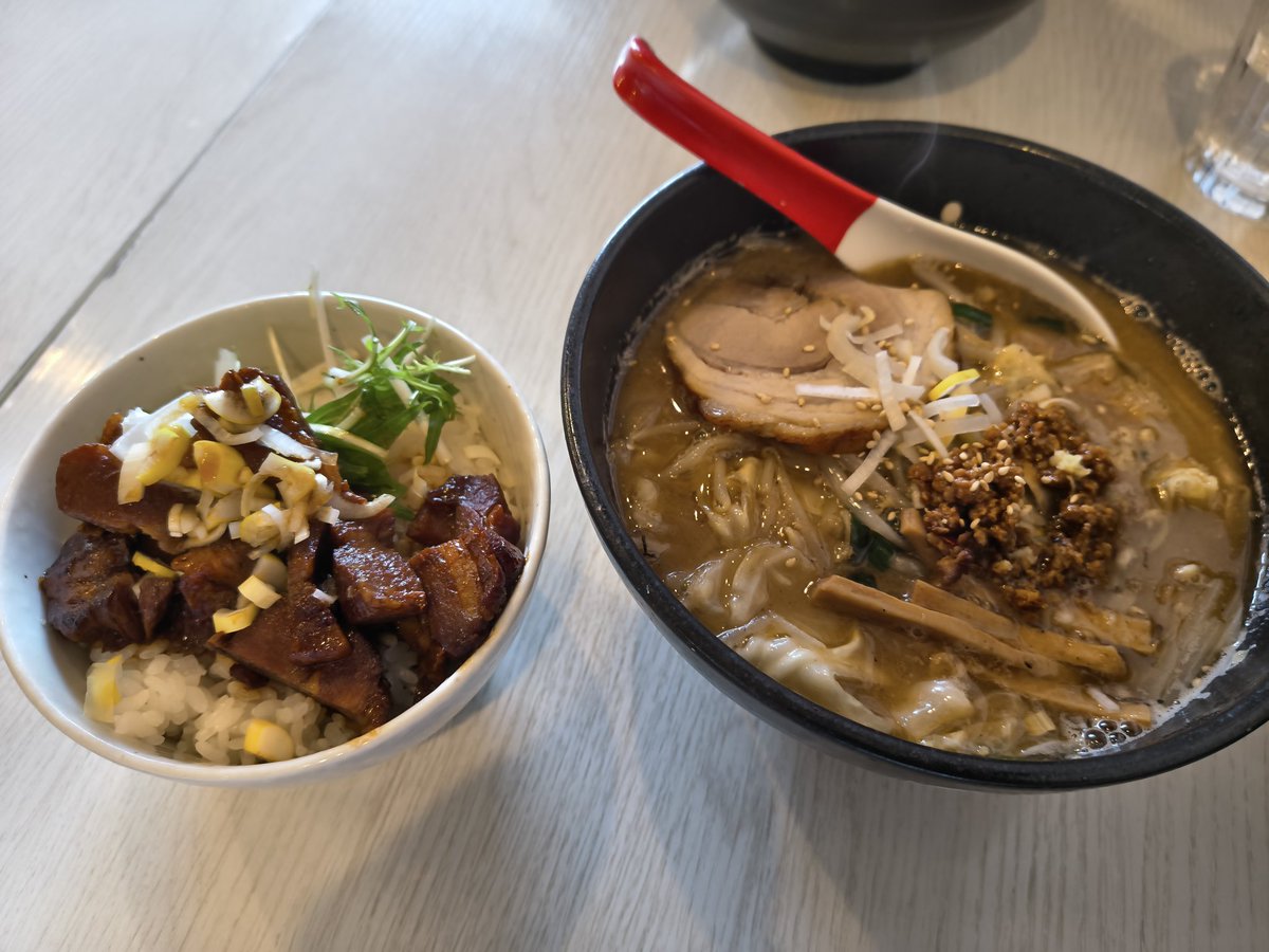killcaim's tweet photo. 久々のラーメン屋のラーメン https://t.co/XEW6hH3t48