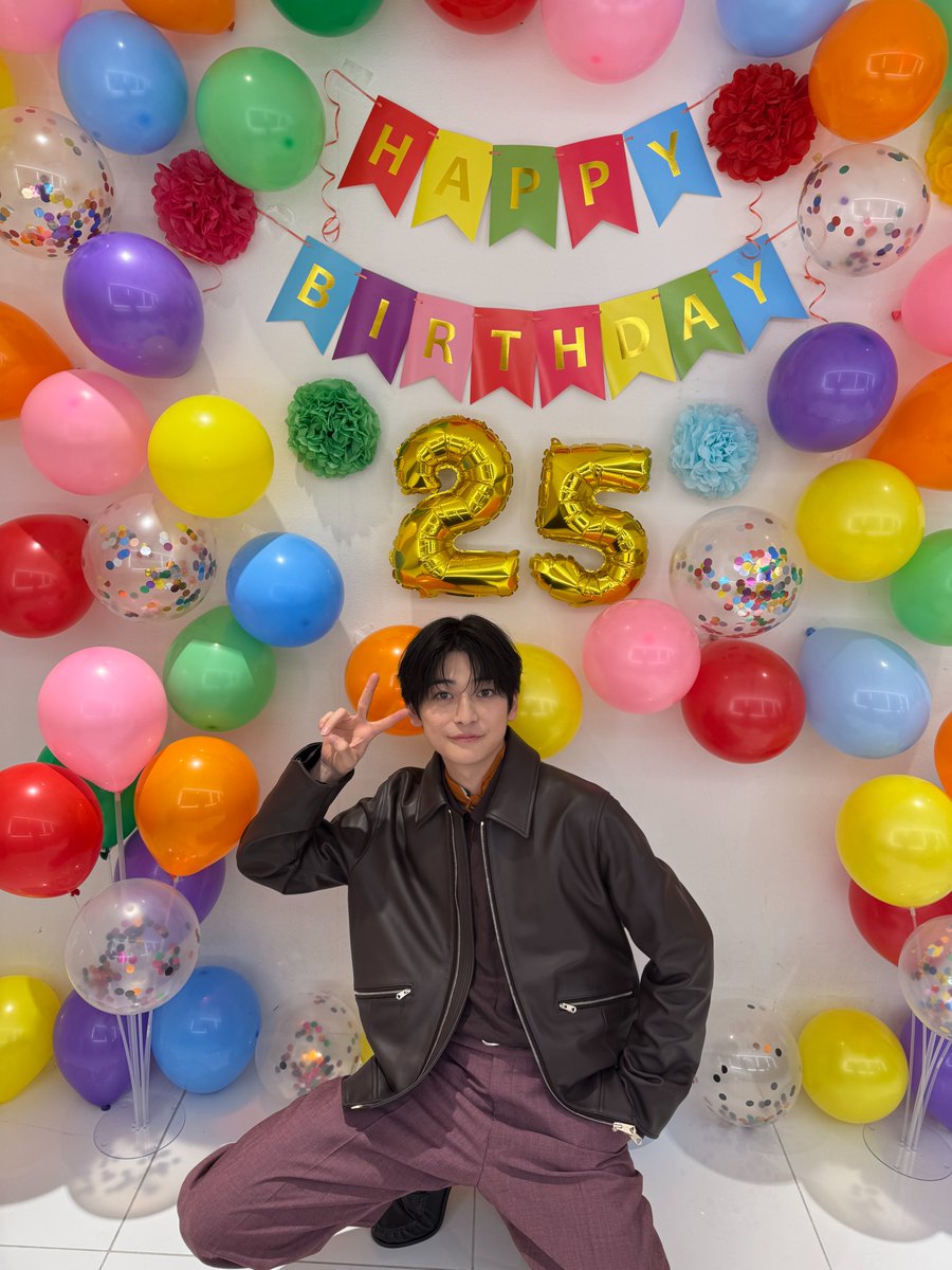 skmtdays_movie's tweet photo. 朝倉シン役 #高橋文哉 さん
お誕生日オフショットをお届け🎁ˊ˗

先日の取材時に宣伝チームで
お祝いさせていただきました👏

おめでとうございます✨！

映画『 #SAKAMOTODAYS 』
🎥4.29 Wed. Roadshow
#目黒蓮 主演 #サカモトデイズ
@fumiya_0_3_1_2 https://t.co/iL2eCs9pT1