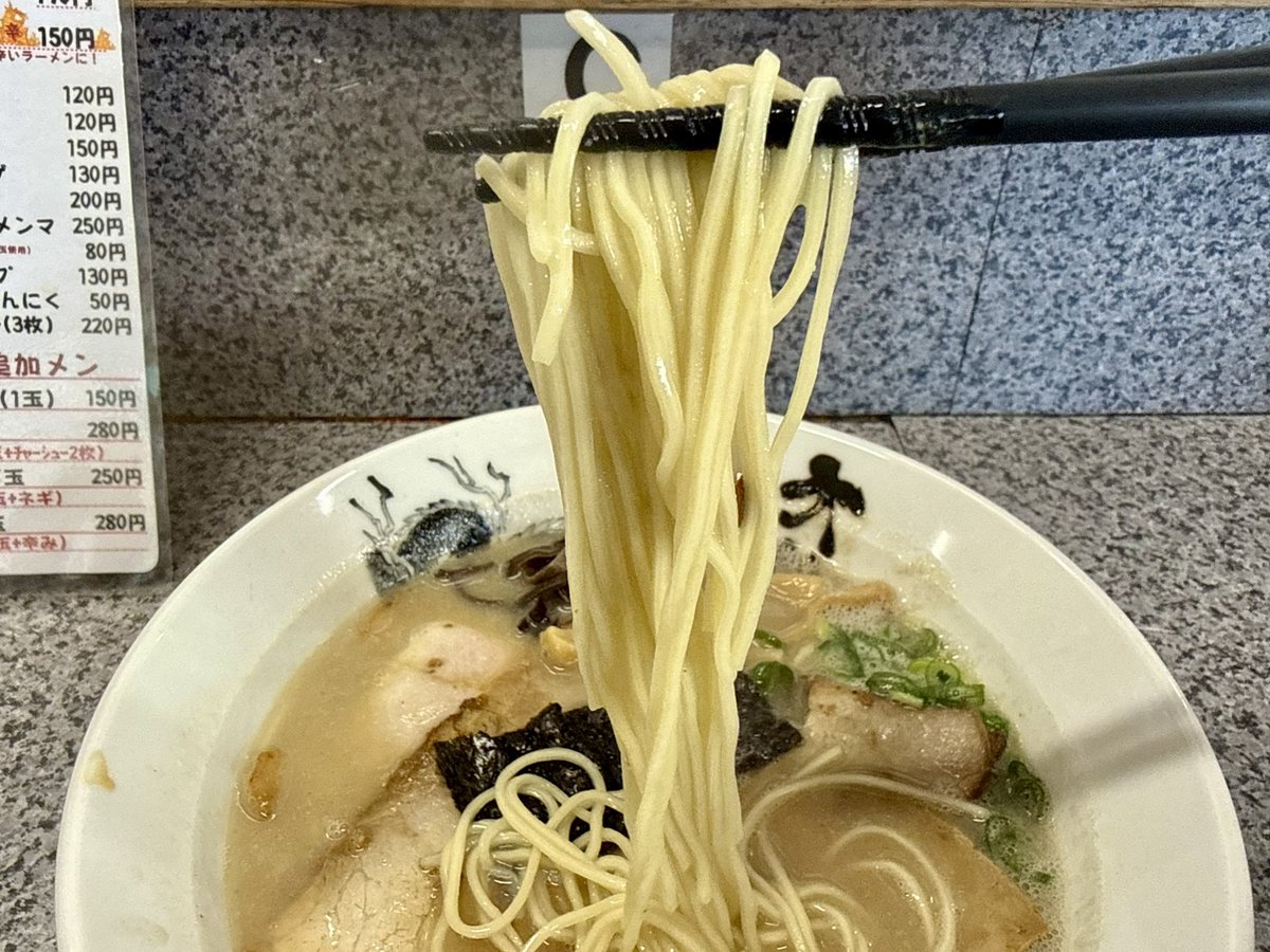 ラーメン並
大龍ラーメン 合川店@御井
ストロングな臭うま濃厚スープが旨い。デフォのチャーシューのクオリティと量が良き。麺量も若干多く満足感高い。
とってもおいしかったです(´Д` )