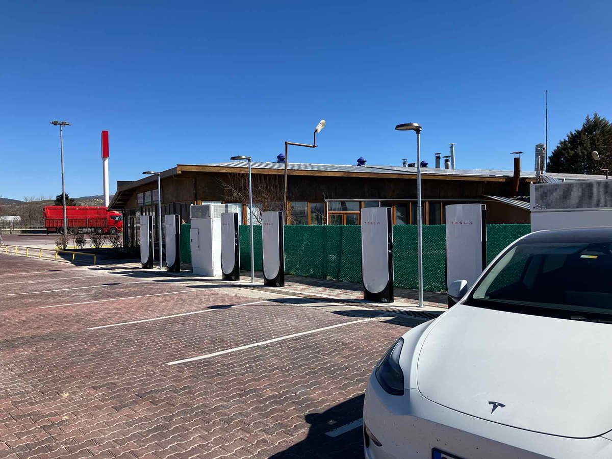 Tesla Charging tweet media