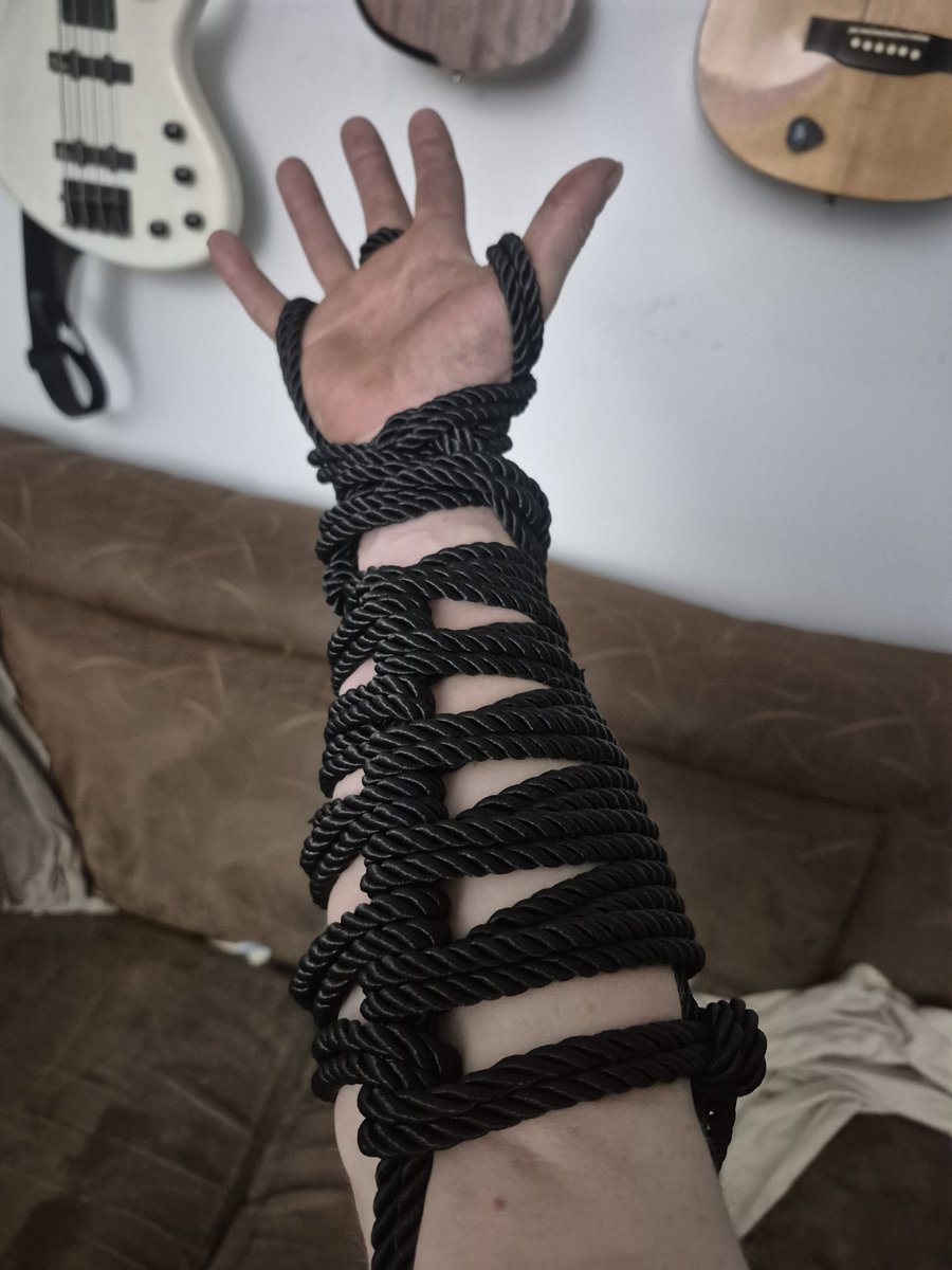 MelonTh3's tweet photo. First self tie XD not to shabby https://t.co/RPDxsLUybH
