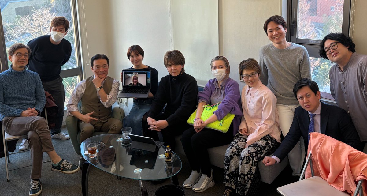 先日、ナレータースクール「バーズ」で生徒一人ひとりの成長点や課題を話し合う講師会議を行いました。
環境や個性、目指す場所もそれぞれ違うので、毎回議論は白熱。しかもぶっ通しなので、なかなかハードです。