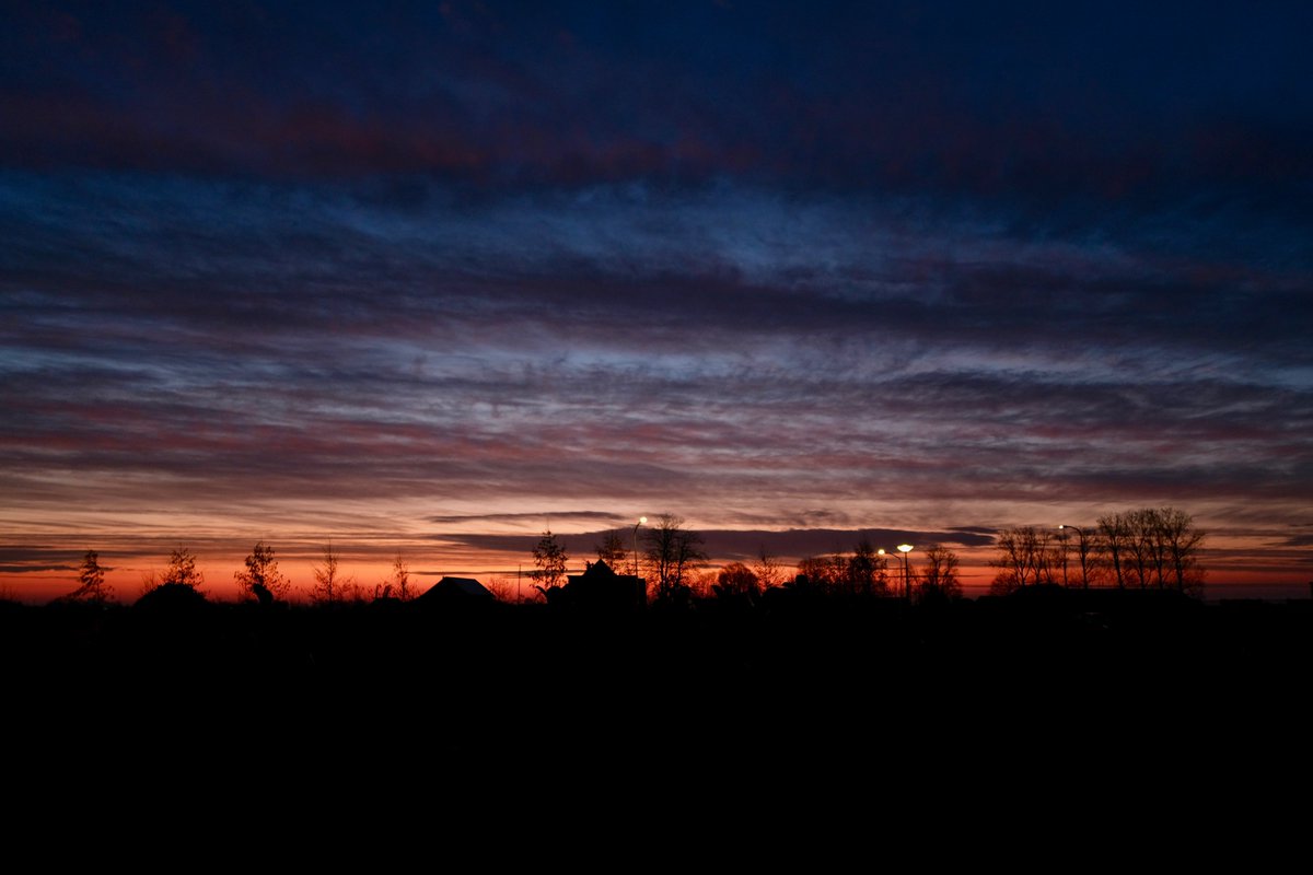 Mooigrunnen's tweet image. Goedemorgen! 06:15u en Grunnen kleurt nu al prachtig. 🔥 Een gouden begin van de dag. ✨
.
#mooigrunnen #groningen #goedemorgen #zonsopgang