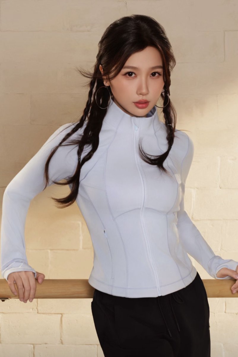 Starboba28's tweet photo. She looks so beautiful and fit 😍(clean pic version)
#YuShuxin #EstherYu #虞书欣
#MaiaActive https://t.co/qlAZkjjL8t