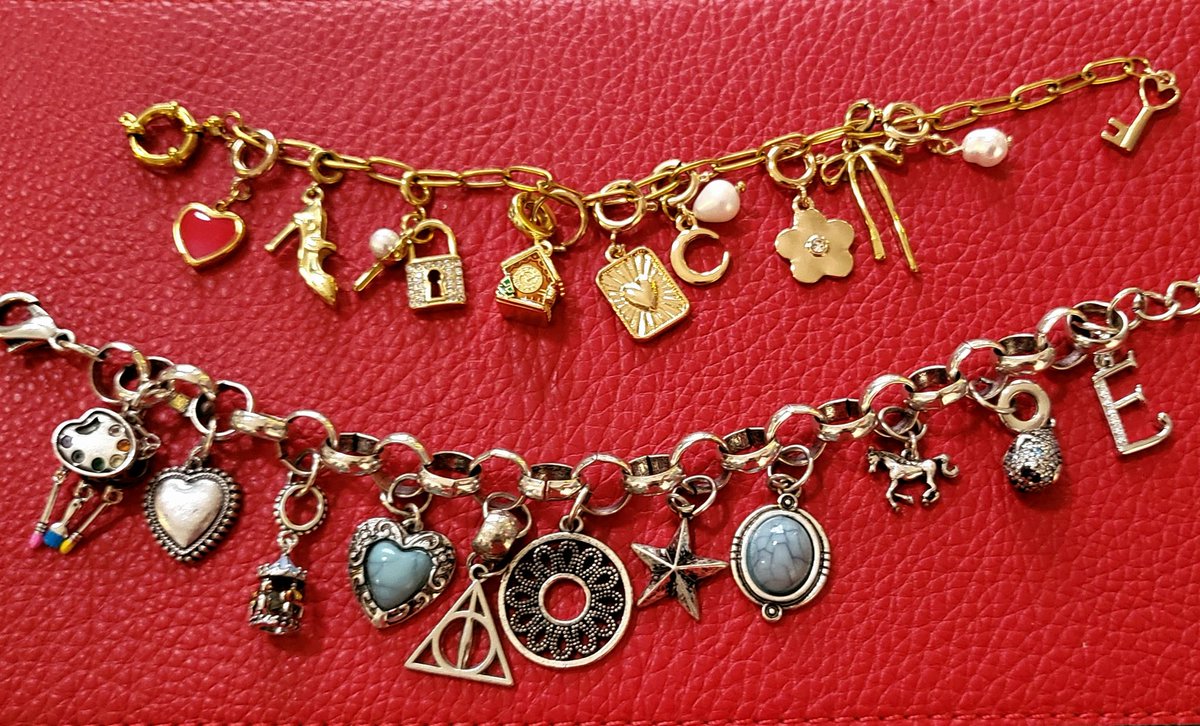EldaRajovic's tweet image. I was so intrigued and inspired by a deeply symbolic, vintage, “clunky” silver charm bracelet from "The Hallmarked Man", that I had to make my own ۝📿♡
#TheHallmarkedMan #CharmBracelet #vintagesilver @jk_rowling ♡