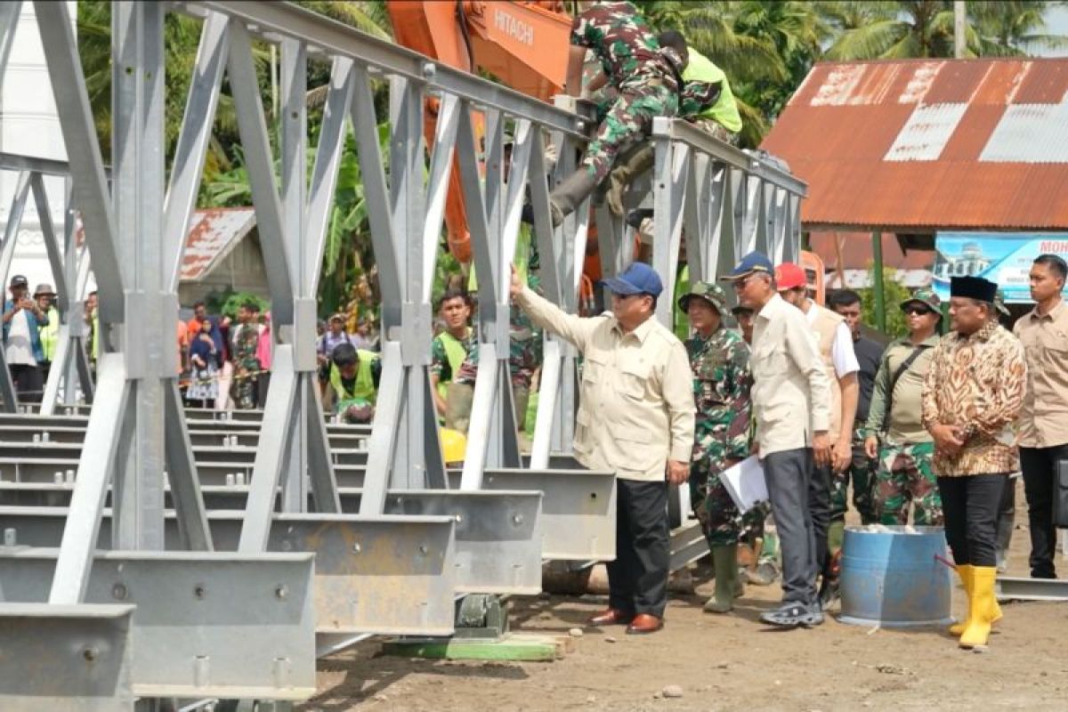 KodimTobelo1508's tweet image. Irdam XV/Pattimura Brigjen TNI Muhammad Ali bersama pejabat utama Kodam XV/Pattimura mengikuti peresmian 218 jembatan oleh Presiden RI Prabowo Subianto secara daring. Langkah nyata memperkuat konektivitas dan kesejahteraan masyarakat.
#TNIAD #KodamPattimura #BaktiUntukNegeri