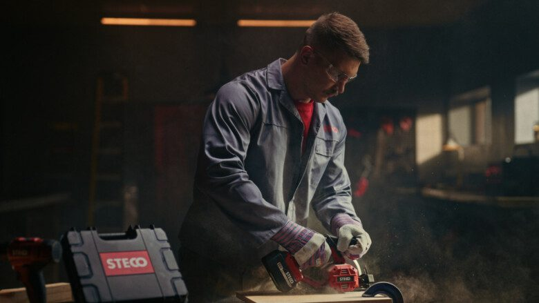 ConstructionSfy's tweet image. Andre Esterhuizen – hybrid craftsman – is STECO hybrid power tools’ hero arrr.co.za/F0sCS

#ConstructionSafety #PowerTools