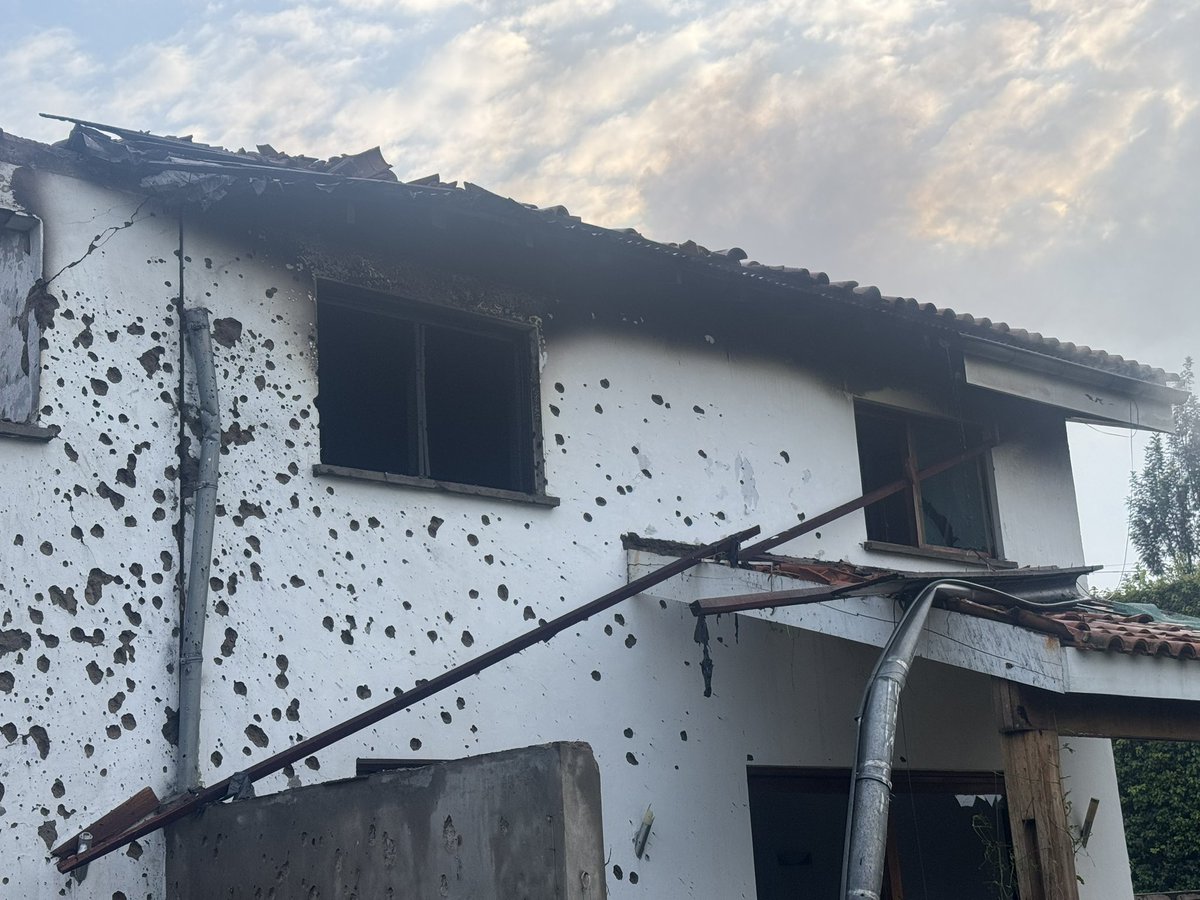 ALahatane's tweet image. 🚨🇨🇩 On nous parle d’un #drone, mais les impacts de balles sur le mur de la maison soulèvent de sérieuses questions. Tout cela ne colle pas. L’AFC/M23RDF reste, à ce stade, le #suspect numéro 1 de cette attaque.