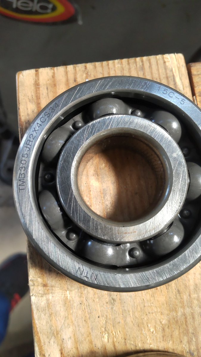 Team2st's tweet image. さて…クランクサイドベアリング廃盤なんだよなぁ…
一応TMBタイプなんだよなぁ…
JTEKTのR付きが使えそうだけど、どうするかなぁ…

#2st保存会　#2スト　#RS125　#鈴鹿サンデーロードレース　#GP3　#kohsaka　#鈴鹿サーキット