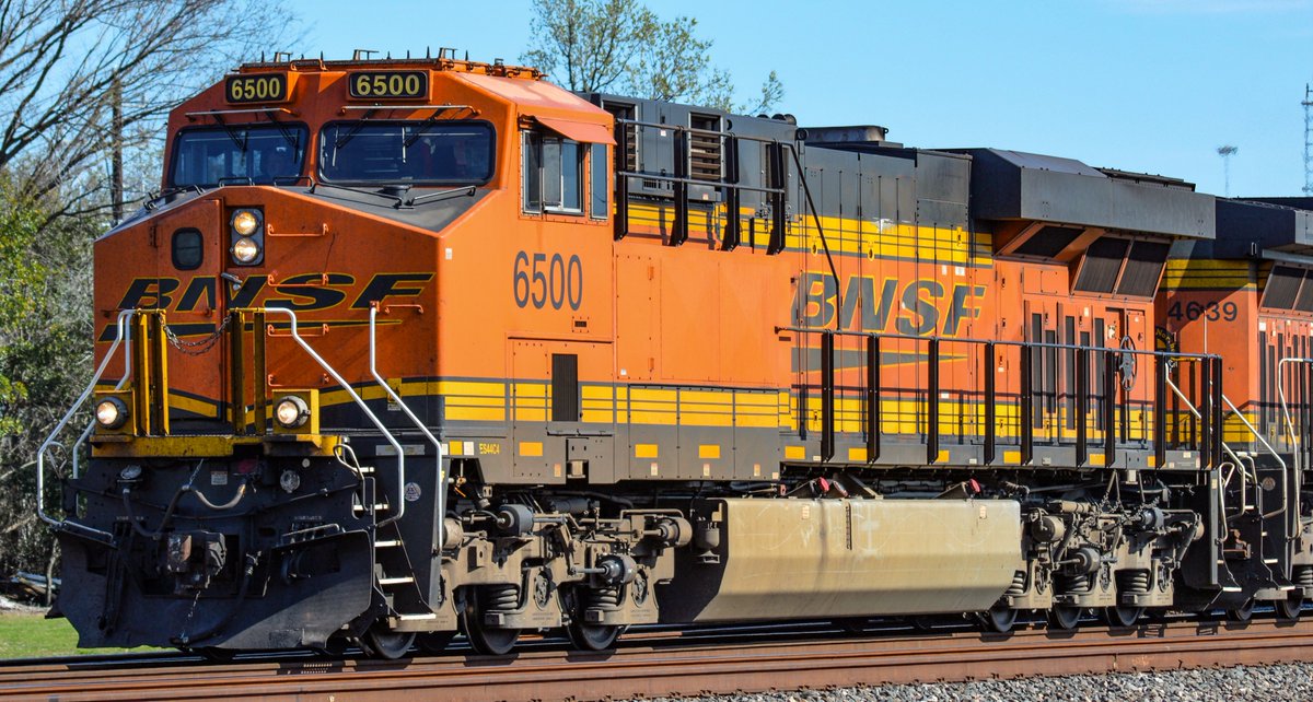 SE_Railfan84's tweet photo. Good morning!  Here's another #Photo of @BNSFRailway 6500 (GE ES44C4) leading a mixed freight through Tower 26!  #Goodmorning #Train #Railfanning #Railfan #Railroad #Houston #BNSF #Trainphoto #Railphoto #Railphotography https://t.co/lWN3QR61EY