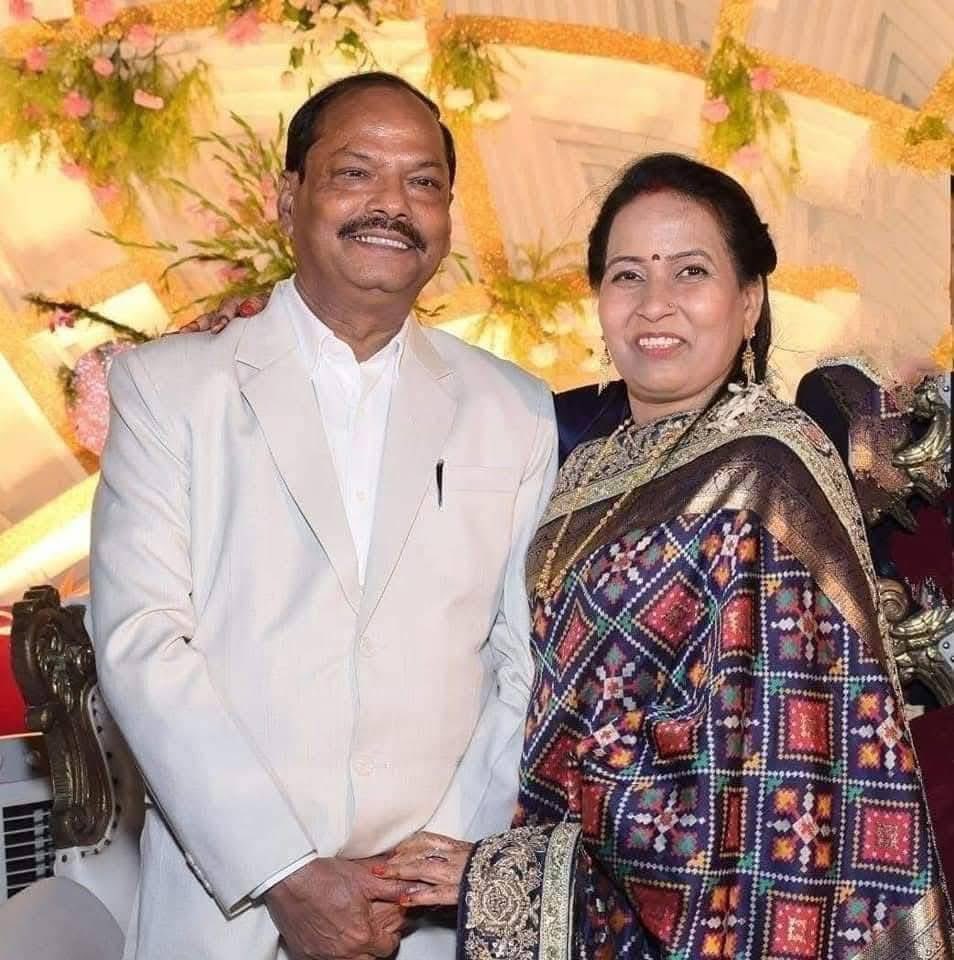 AdityaPdSahu's tweet photo. झारखंड के द्वय पूर्व मुख्यमंत्री श्री @dasraghubar जी एवं श्री @MundaArjun जी को वैवाहिक वर्षगाँठ की हार्दिक बधाई एवं अनंत शुभकामनाएँ।

ईश्वर से प्रार्थना है कि आप दोनों का वैवाहिक जीवन सदा सुख, समृद्धि और आनंद से परिपूर्ण रहे। माता रानी की कृपा से आपके जीवन में उत्तम स्वास्थ्य, दीर्घायु एवं निरंतर सफलता बनी रहे।