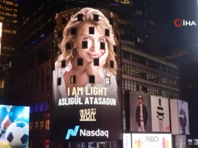 cecy_vicens's tweet photo. La campaña "YO SOY" de We Do It Together, con la periodista turca Aslıgül Atasagun y la actriz Neslihan Atagül, que desafía la cultura global de cosificación de las mujeres, iluminó Nueva York con motivo del Día Internacional de la Mujer.
#WeDoItTogether #IAm
 #NeslihanAtagül https://t.co/n7ra47McMg