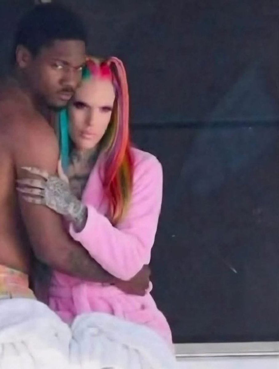 MissHarujuku's tweet photo. Jeffree star and steffon diggs have allegedly hooked up 😭😭😭😭😭😭 https://t.co/ckVHDtfAMD