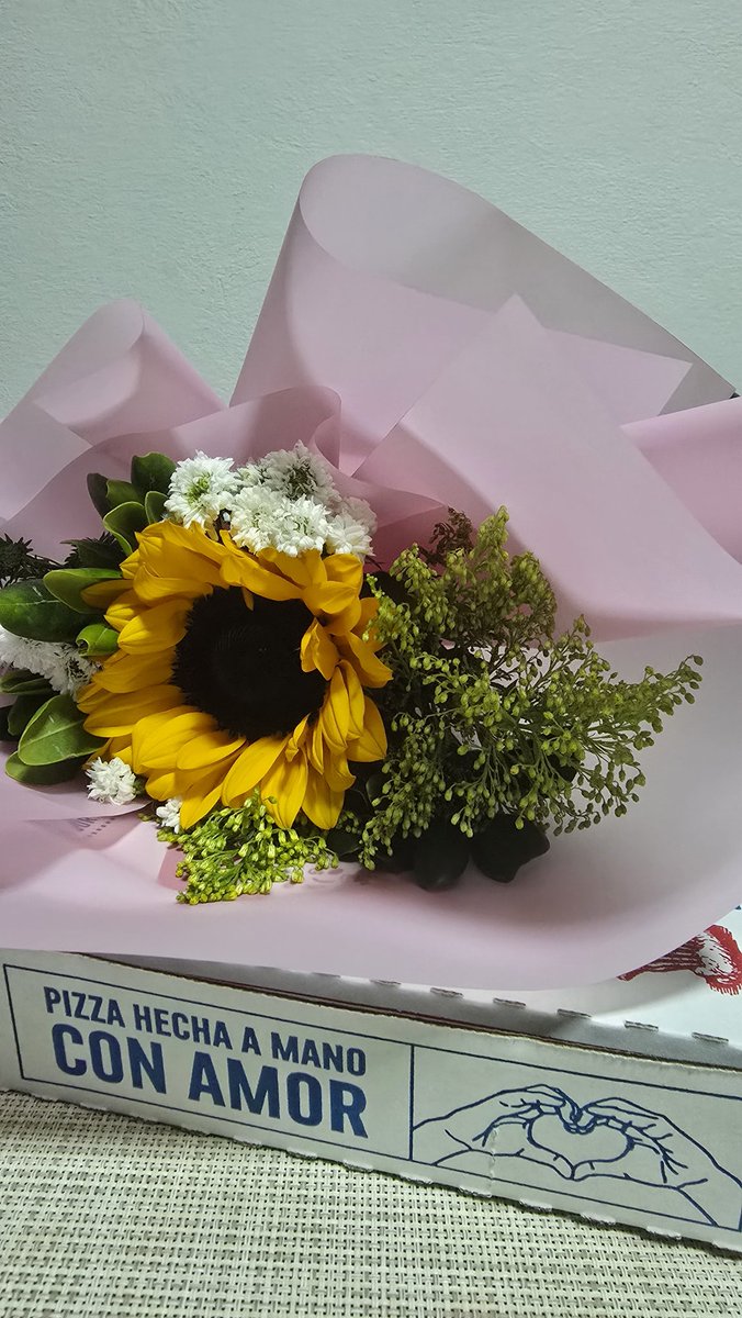 sardonbs_'s tweet photo. Yo: *No sé, me he sentido rara* 
Ale: Llegó a mi casa después de ofi, con esto 💛 
•
•
•
Les deseo una Ale en su vida.- https://t.co/YBVMKuDh6U