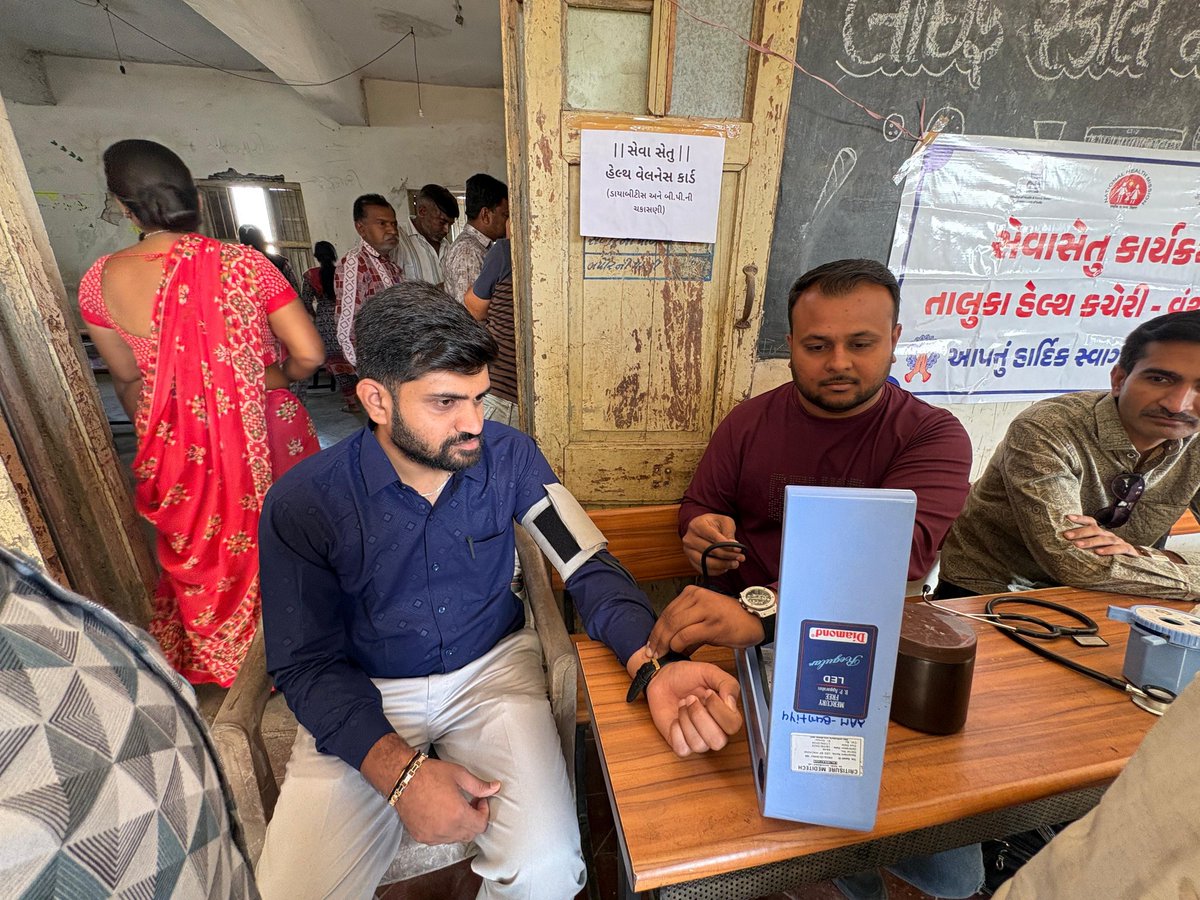 HwcBantiya's tweet photo. આજ રોજ વંથલી નગરપાલિકા હાઈસ્કૂલ ખાતે સેવાસેતુ કાર્યક્રમ અંતર્ગત #NCDSCREENING #PMJAYCARD #NAMOSHREE #PMVVY #ABHACARD કામગીરી કરવામાં આવી અને અન્ય આરોગ્યલક્ષી સેવા આપવા આવી અને જરૂરી માર્ગદર્શન આપવામાં આવ્યું #SEVASETU #paredãobbb #BeatNcd #PMJAYCARD #salı #HealthAwareness #PMVVY https://t.co/Ppgp8su8oC