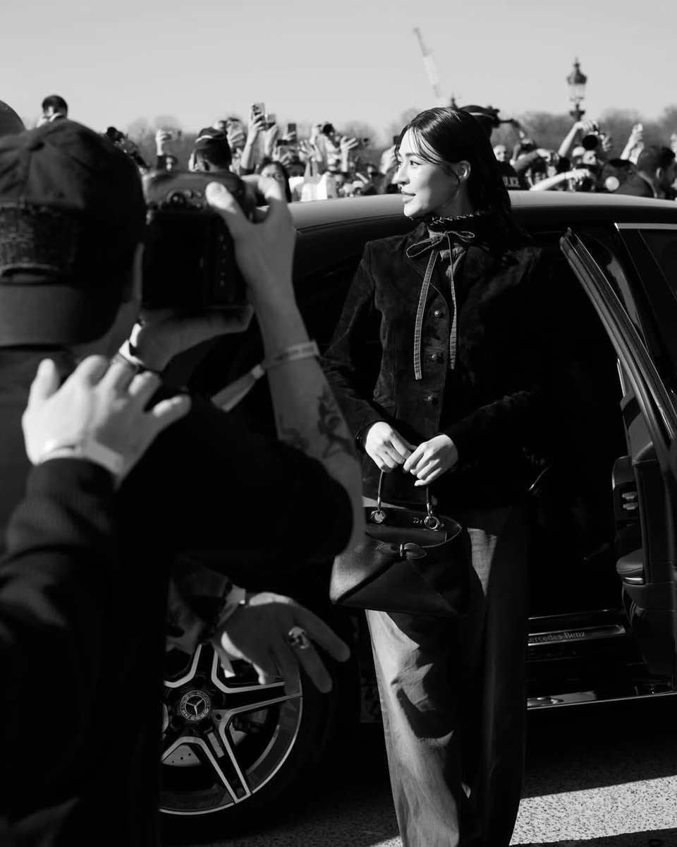 Lingling kwong(<a href="/linglingsirilak/">linglingsirilak</a>) and dior(@dior) capture the quiet drama of high fashion, where elegance whispers louder than spectacle and every detail radiates refined sophistication 🤍

#linglingkwong #DiorAW26 #PFW #Dior <a href="/XFashion/">Fashion</a>