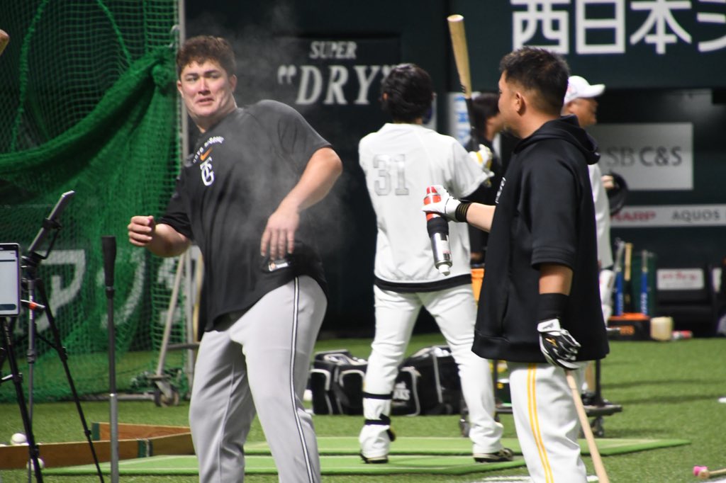 現地情報】 巨人リチャード選手との再会時、滑り止めスプレーをかける