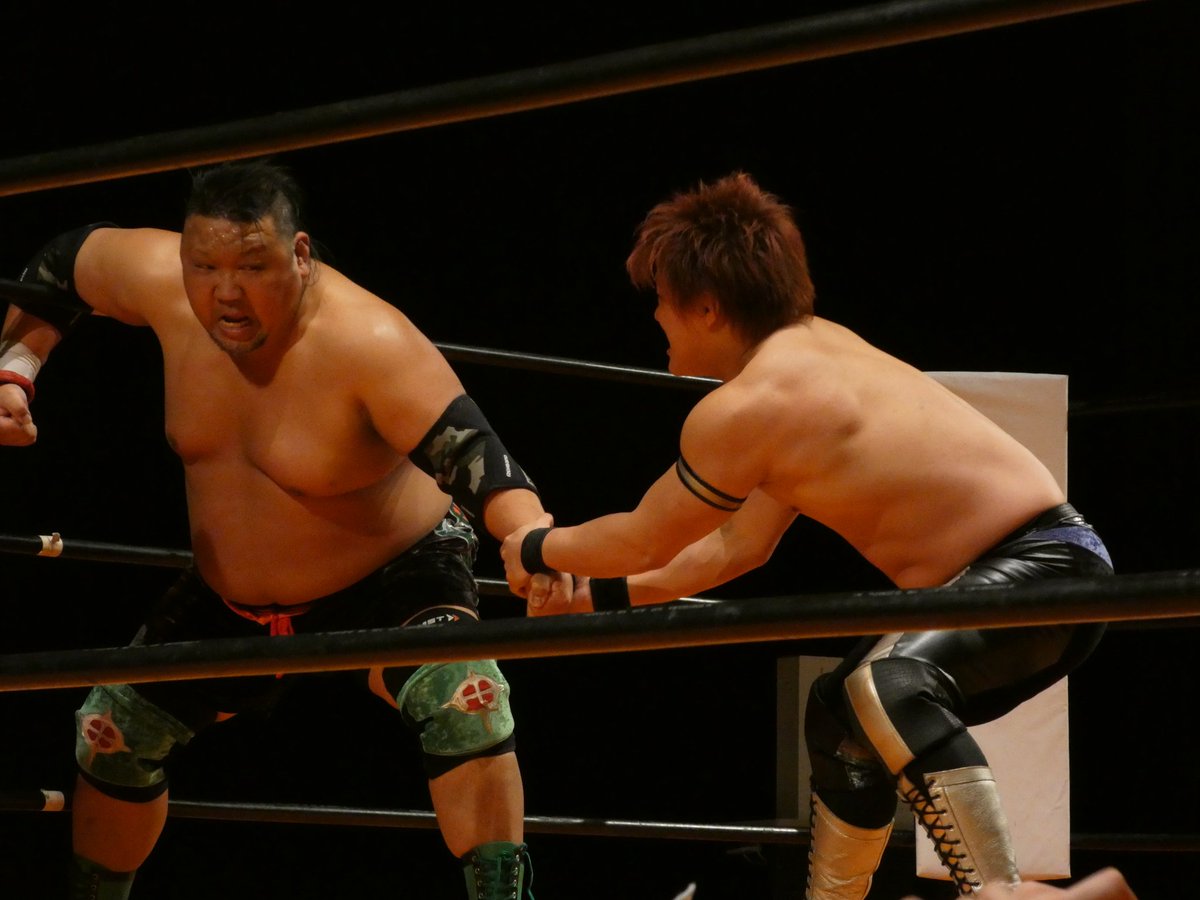 1004Ka0ruk0's tweet photo. #新潟プロレス #岩本煌史 #GAINA
めちゃくちゃ引っ張っても取れないしとんで行かないわけで…🤔🤔🤔 https://t.co/Jr0ko1iYHC