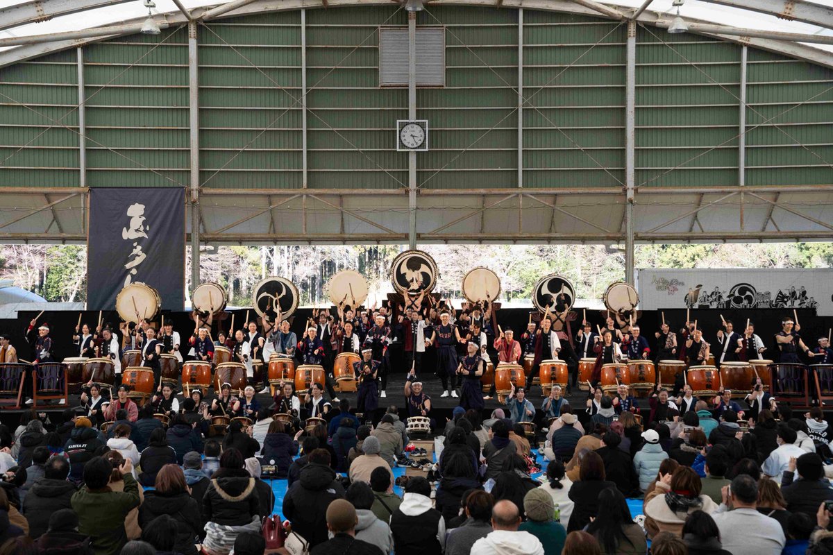 toei_town's tweet photo. 【和太鼓「絆」交流プロジェクトを開催しました】

3月8日（日）、東栄ドームで和太鼓「絆」交流プロジェクトを開催しました。今回で10回目の開催となり、県内高校6校と志多らが出演しました。
力強い太鼓の音が響き渡り、合同演奏では一糸乱れぬ動きが披露されました。 https://t.co/eiozDTwFO4