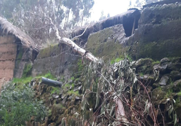 COENPeru's tweet image. ⚠️Áncash: #LluviasIntensas registradas el 10/3 en varios caseríos del distrito #SanJuandeRontoy, provincia Antonio Raymondi, causaron daños a viviendas. #GORE gestiona ayuda humanitaria para las personas damnificadas, quienes pernoctan en predios de familiares, y afectadas. (1/2)