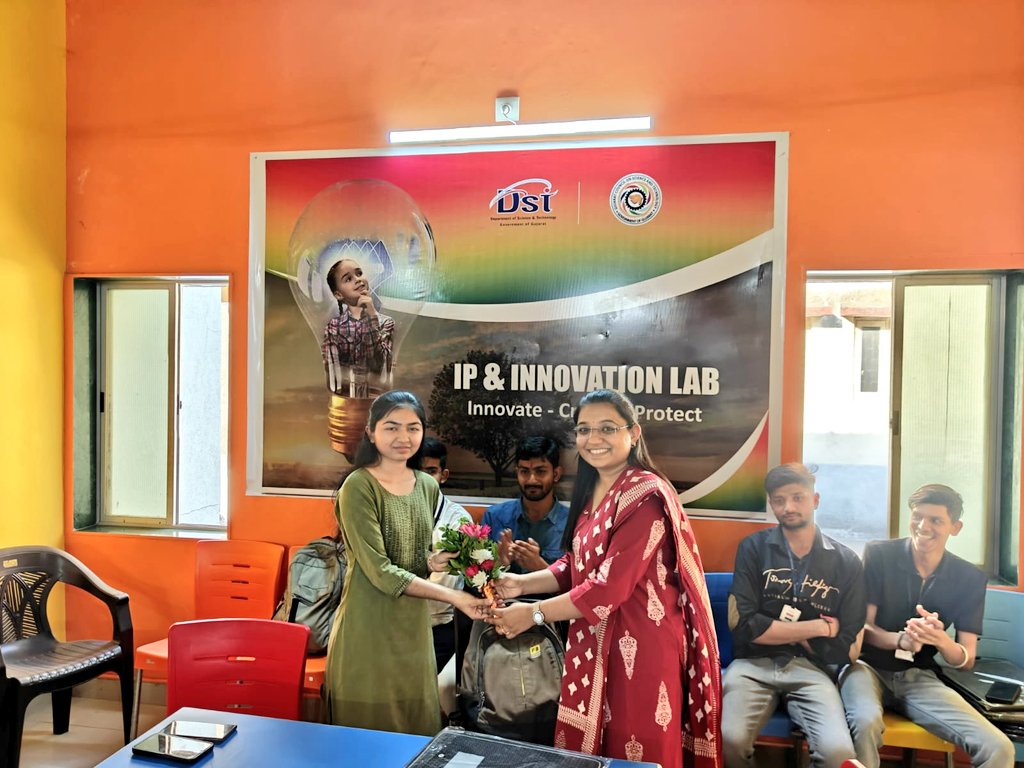 iplabjnd's tweet photo. Student from @BahauddinCollege visited ip & innovationLab for an IP #AwarenessSession.The session introduced #students to the importance of #IntellectualProperty and how #Innovation can be protected and transformed into #RealWorld.Students also participated in #HandsOn Activities https://t.co/kP0HhKDAXo