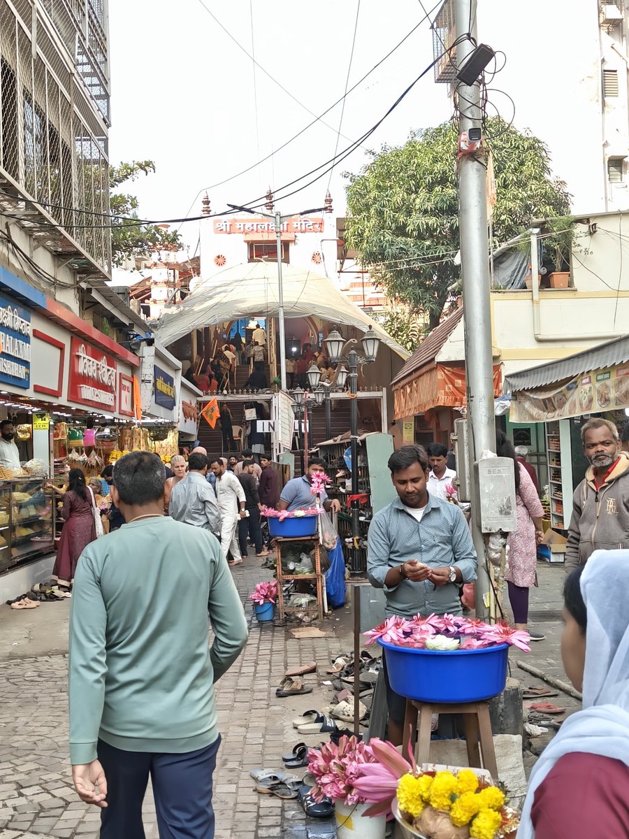 harshraj09's tweet photo. Immediate intervention regarding Security,Fundamental rights of ingress/egress for devotees and living conditions in Mahalaxmi Temple precinct.The deterioration of living conditions which directly impact,Hindered for Emergency services like Ambulance @mybmc @mybmcWardD @MPLodha https://t.co/PE4yPhtYAK