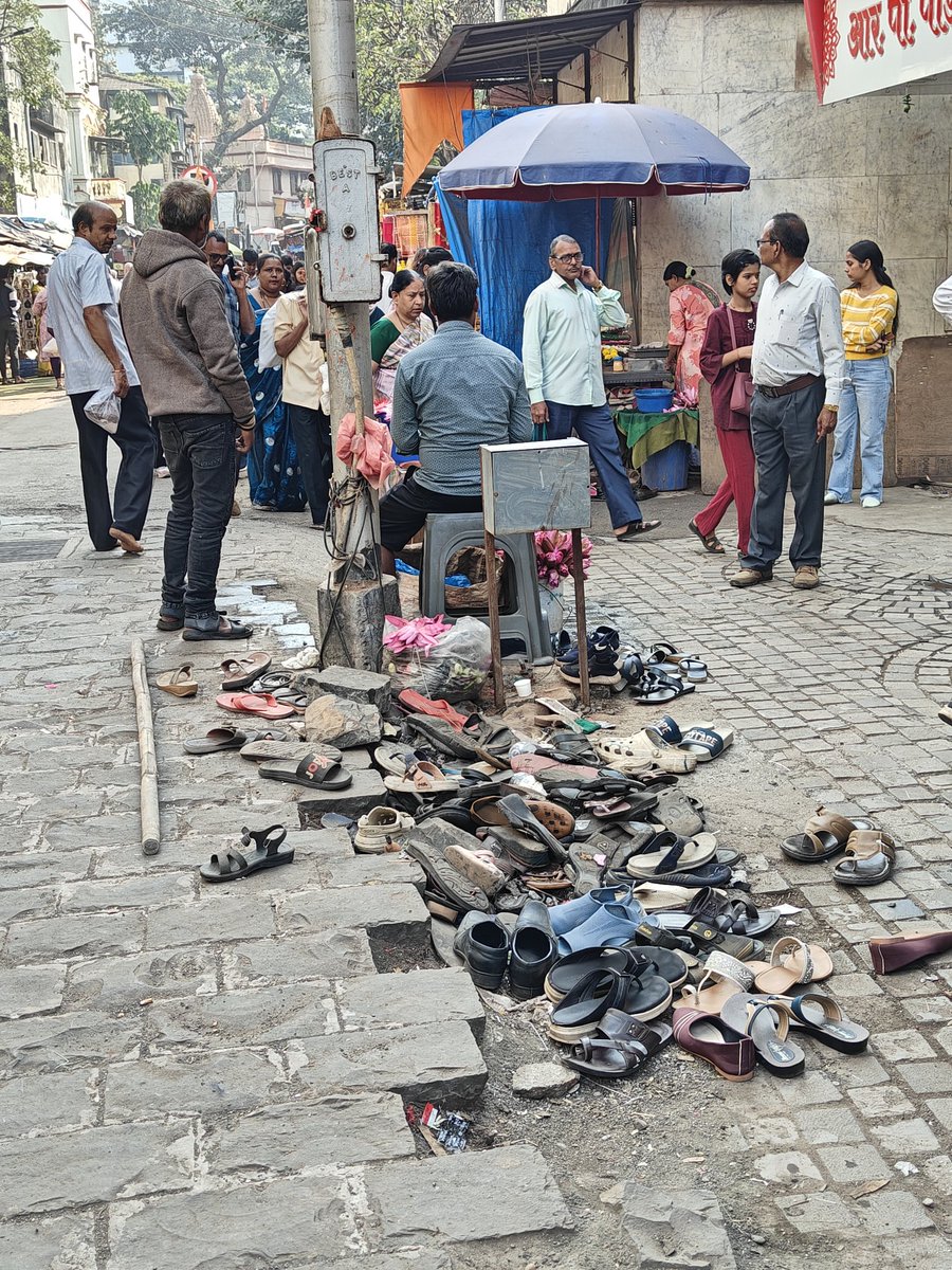 harshraj09's tweet photo. Immediate intervention regarding Security,Fundamental rights of ingress/egress for devotees and living conditions in Mahalaxmi Temple precinct.The deterioration of living conditions which directly impact,Hindered for Emergency services like Ambulance @mybmc @mybmcWardD @MPLodha https://t.co/PE4yPhtYAK