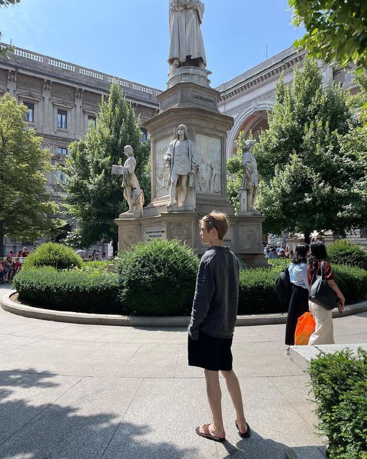 ไฮโซชองดัมทำไมเขามองเราจน

1.เคสโทรศัพท์1ปียังไม่เคยเปลี่ยนเคสมอมๆ
2.ใส่เสื้อผ้าเป็นรู ใส่ซ้ำๆ ไม่ค่อยใส่อะไรที่ตะโกนแบรนด์
3.ใส่รองเท้าคู่เดิมซ้ำๆ
4.ไปมิลานคนอื่นเขาแต่งๆเว่อๆไปถ่ายรูป เมนกุใส่เสื่อวัวเคี้ยว คีบแตะ ไป

#ผมมอมก็หาว่าผมจนจิง