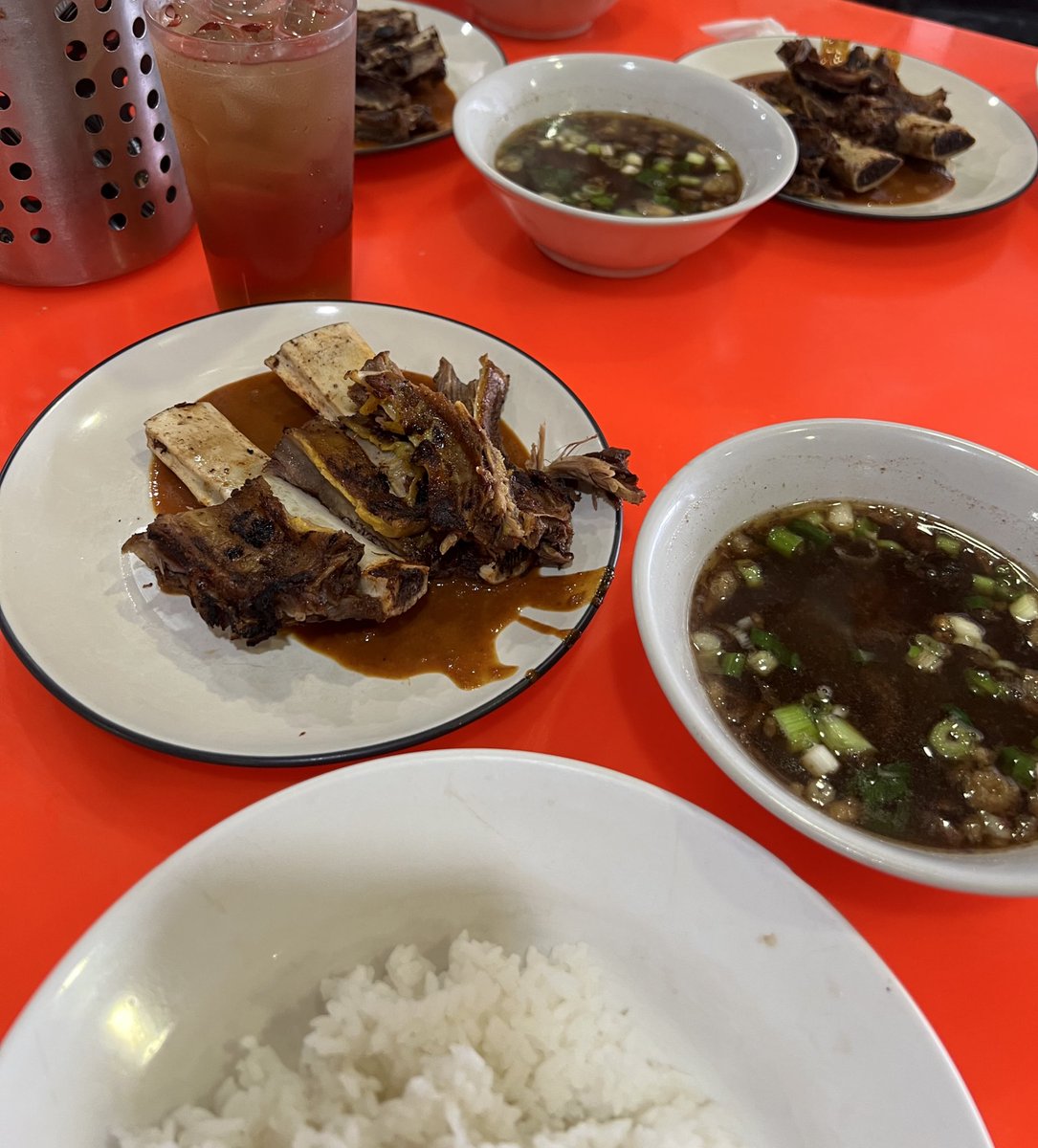 muggles___'s tweet photo. Perdebatan di kantor yang sering terulang, makan di Karebosi atau Marannu😩 https://t.co/ypOVff5KGq