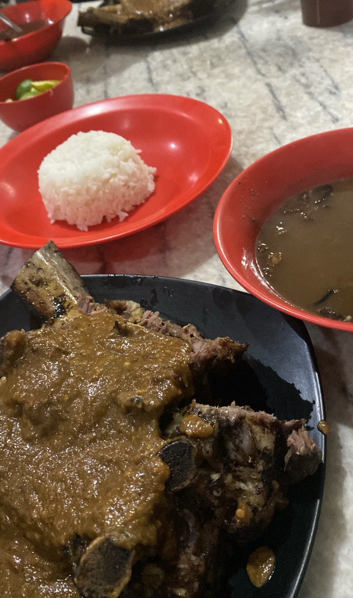 muggles___'s tweet photo. Perdebatan di kantor yang sering terulang, makan di Karebosi atau Marannu😩 https://t.co/ypOVff5KGq