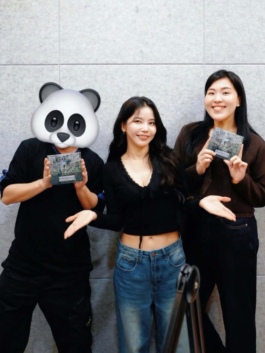 [📷] leonawww INSTAGRAM POST 

"Have you all listened? 😍
Episode 221 of Foolish Joy 100 "Solar is Here"
Now available on all platforms! ✨
We know many fans will be seeing the show for the first time in this episode."
🖇️ instagram.com/p/DVuoUkPkdje/

#SOLAR #솔라 #Your_Own_Star