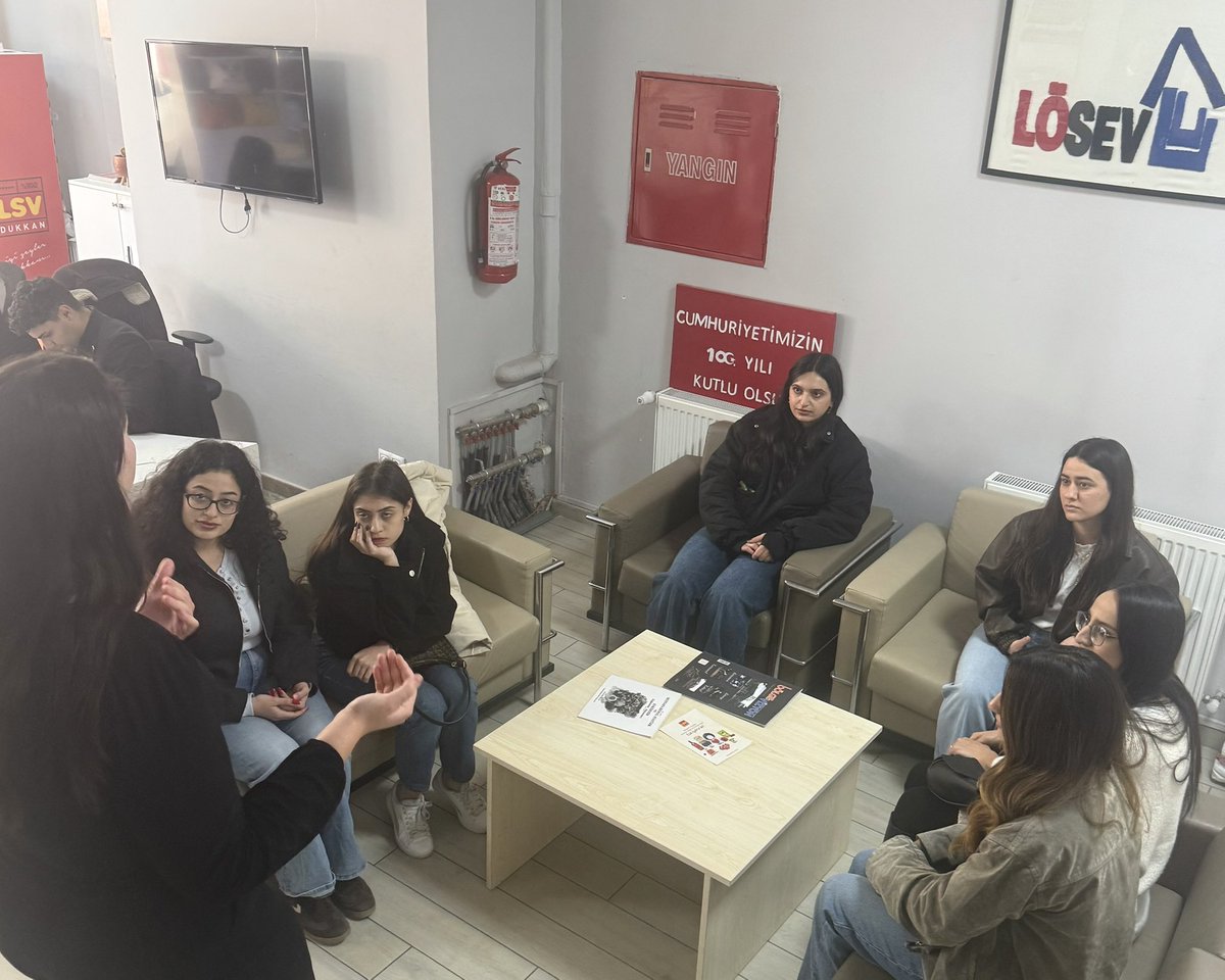 EskisehirKYGM's tweet photo. 📍 Eskişehir Yurdu

Öğrencilerimizle birlikte hazırladığımız Ramazan yardım kolilerini LÖSEV’e bağışlayarak iyiliği büyütmenin mutluluğunu yaşadık. 🤍
Katkı sağlayan tüm öğrencilerimize teşekkür ederiz. ✨

#GSBYurtları #YurdumdaRamazan https://t.co/PQtEyOOgPO