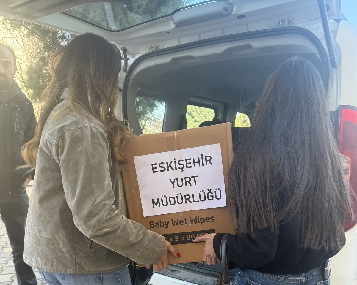 EskisehirKYGM's tweet photo. 📍 Eskişehir Yurdu

Öğrencilerimizle birlikte hazırladığımız Ramazan yardım kolilerini LÖSEV’e bağışlayarak iyiliği büyütmenin mutluluğunu yaşadık. 🤍
Katkı sağlayan tüm öğrencilerimize teşekkür ederiz. ✨

#GSBYurtları #YurdumdaRamazan https://t.co/PQtEyOOgPO
