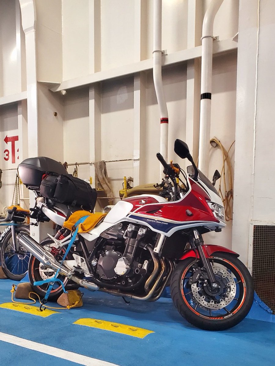 MsLABO6's tweet photo. バイクとフェリーに乗る初体験！
海上国道をツーリング？
#CB1300SB #伊勢湾フェリー https://t.co/yYDQpDOjOH