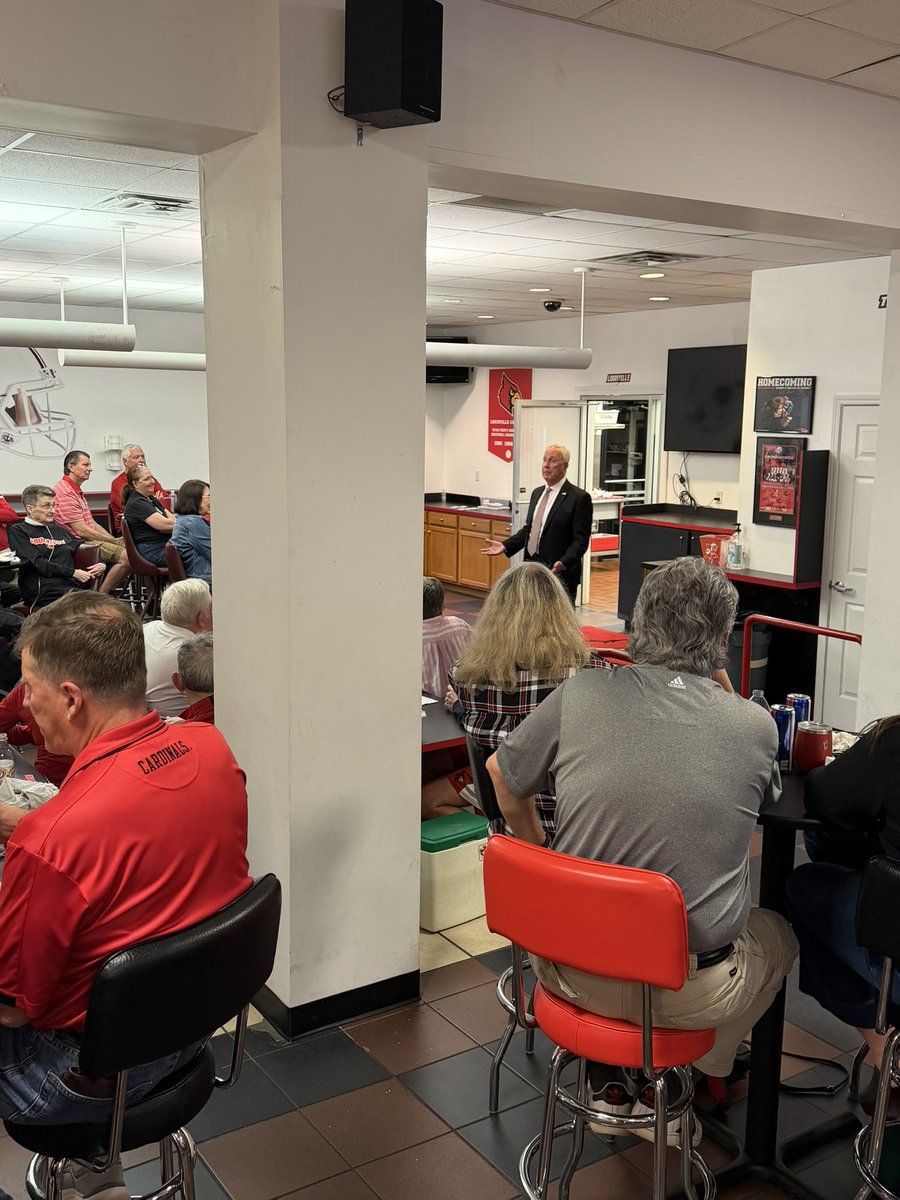 CreightonHarley's tweet image. Massive shoutout to @Bellarminehoops for coming and speaking at Central Cardinal Club tonight.  Some great Denny &amp;amp; Pitino stories.  #L1C4