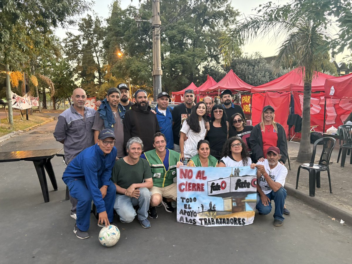 Desde la posta de Salud y Cuidado hicimos una jornada de entrega de medicación para los compañeros de #FATE para bancar a sus familias en lucha. Agradecemos las donaciones. Seguimos recibiendo y bancando la lucha por la apertura de la fábrica con todos adentro 💪🏽🔥