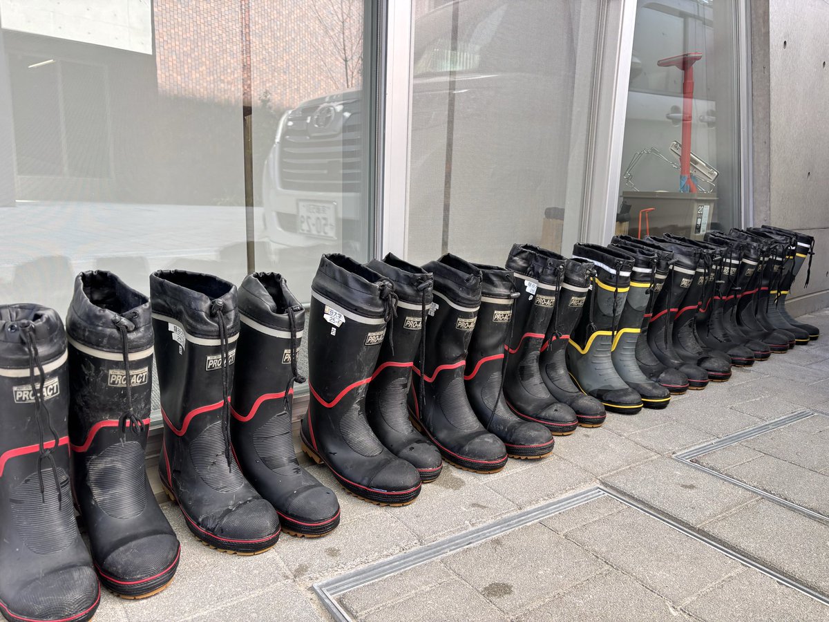 ryuvnc's tweet photo. 【能登半島地震ボランティア活動延長戦！】
活動で使った長靴やヘルメットが泥だらけになったので、参加者有志のメンバーで綺麗に洗いました！
次の活動で使う人へのバトンリレー、このバトンを受け取るのはあなたかも？ https://t.co/mqZUh2oC5e