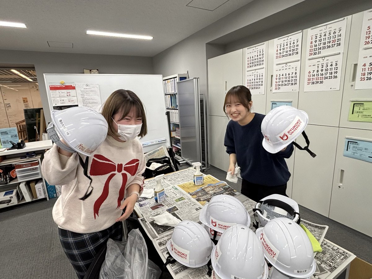 ryuvnc's tweet photo. 【能登半島地震ボランティア活動延長戦！】
活動で使った長靴やヘルメットが泥だらけになったので、参加者有志のメンバーで綺麗に洗いました！
次の活動で使う人へのバトンリレー、このバトンを受け取るのはあなたかも？ https://t.co/mqZUh2oC5e