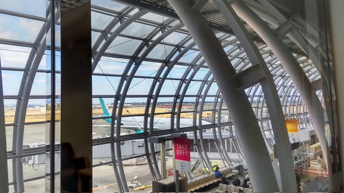 旅に出ます。しかし、急に体調が思わしくなく…これからフライトなのですが…薬は飲みました。