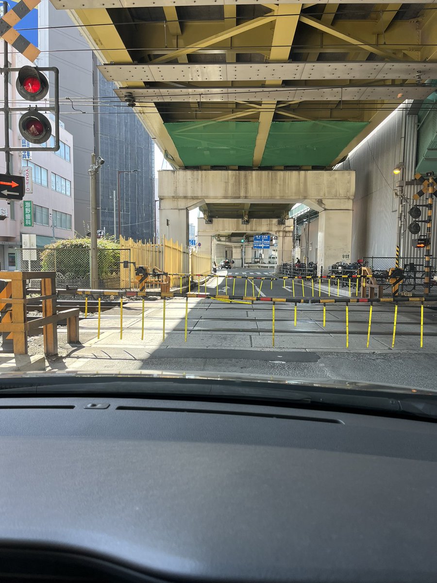 MOYAREN's tweet photo. ここって絶妙なタイミングで阪急来るよな。
#大阪市内
#渋滞
#新御堂筋 https://t.co/DyhMvBUKmT