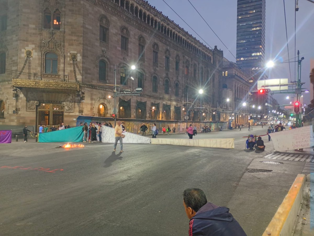 rogeliopinto's tweet photo. ¡Ayuda! @UCS_GCDMX @SSC_CDMX @GobCDMX están vandalizando el Palacio Postal @CorreosdeMexico @PabloVazC @bellasartesinba @Centro_CDMX https://t.co/xtGVCuwS7w